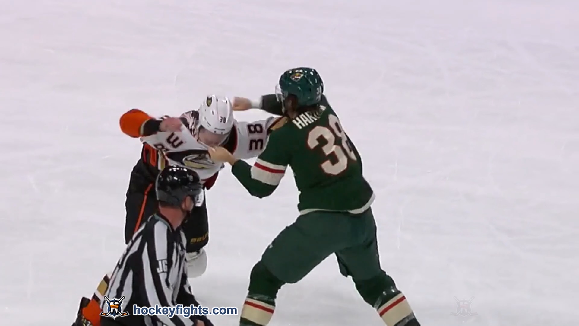 Derek Grant vs Ryan Hartman